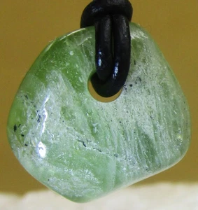 Seltener PERIDOT Trommelstein gebohrt EDELSTEIN  ANHÄNGER  inkl. Lederband Nr.52 - Bild 1 von 2