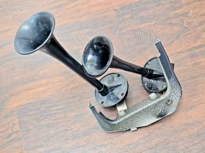 VERY NICE USED ORIGINAL GENUINE PORSCHE 911 930 HORN SETUP RIGHT FRONT FENDER - Image 1 of 4