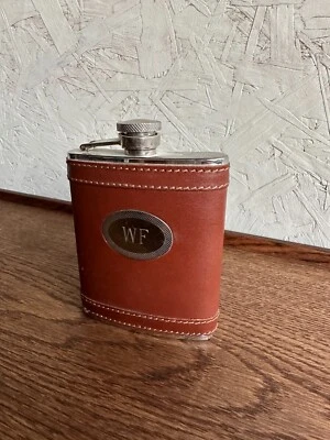 Frasco de cuero con iniciales WF  Foto 1 de 3