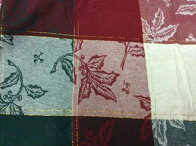 TELA DE ALGODÓN ROJO, BEIGE, VERDE Y DORADO NAVIDAD POR YARDA Foto 1 de 4