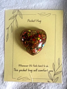 [Farbe/Form/Thema] Taschenumarmung | handgefertigtes Harzgeschenk | Komfort Medaille - Bild 1 von 20