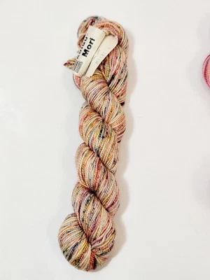 Шерстяной шелк Koigu Mori с ручной росписью 50/50 50 г 185 ярдов пестрый M118L8 - Изображение 1 из 3