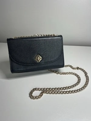 Bolso de mano de diseñador Antonio Melani de cuero negro con correa de cadena. Foto 1 de 4