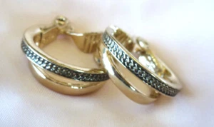 TJG - 3/4" DOPPELCREOLEN, GLÄNZEND & STRUKTURIERT GOLDFARBEN CLIP HUGGIE OHRRINGE  - Bild 1 von 4