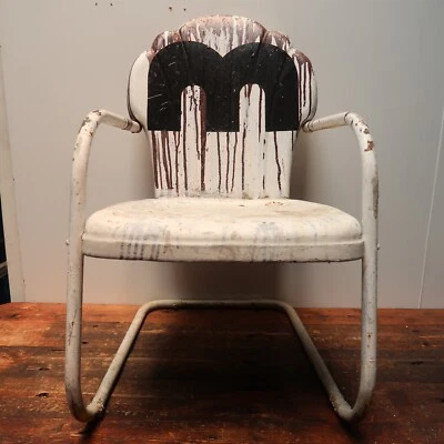 Silla de césped de metal vintage con respaldo festoneado con carcasa de almeja Foto 1 de 4