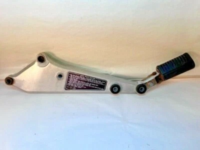 1982 Honda CB750F suporte de degrau esquerdo com Footpeg fabricante de equipamento original - Imagem 1 de 4