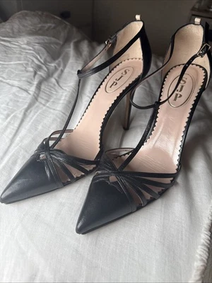 Tacones SJP Carrie Talla 40 Cuero Negro Autografiados Sarah Jessica Parker Firmados Foto 1 de 4