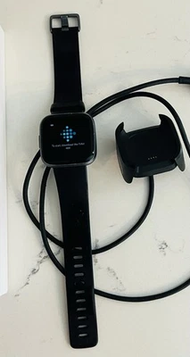 Smartwatch Fitbit Versa 2 Health Fitness preto cinza escuro excelente testado funciona! - Imagem 1 de 4