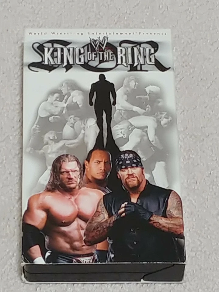 WWF WWE 2002 戒指之王 VHS - HHH - 莱斯纳 - UNDERTAKER - JERICO - FLAIR — 第 1/1 张图片