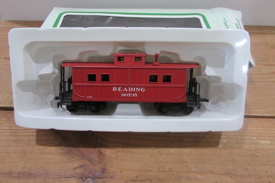HO Scale Bev-Bel Reading Window Caboose 90735 C0456 - Image 1 of 1