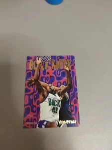1995-96 NBA Hoops Block Party Milwaukee Bucks Basketball Card #11 Vin Baker - Bild 1 von 2