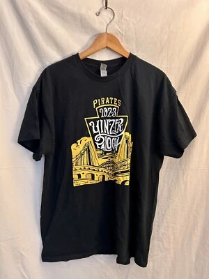 Camiseta masculina preta Pittsburgh Pirates Bridge logotipo Mrs-T Yinzer Palooza GG - Imagem 1 de 4