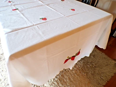 1 Nappe ovale en coton blanc avec broderies de fraises ( ref 18 ) - Photo 1/4