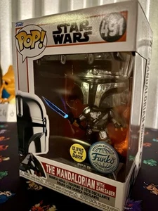 Funko Pop! Vinilo: Star Wars - The Mandalorian with Dark Saber (GITD) SE Edition - Imagen 1 de 9