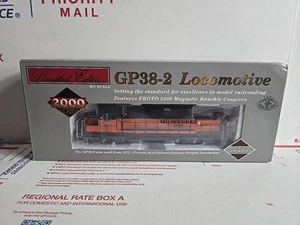 Proto 2000 Ho GP38-2 locomotive, Milwaukee Road 352, Item 30763 - Picture 1 of 24