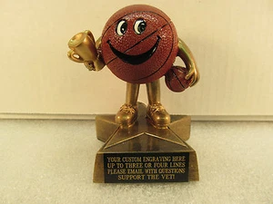 March Madness Basketball Büro Pool Auszeichnung Trophäe KOSTENLOSE Gravur Unterstützung des Tierarztes - Bild 1 von 2