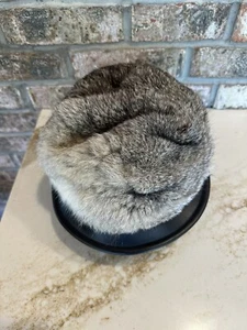 Cappellino da moto donna in pelliccia grigia anni '60 con tesa vinile nero realizzato a Union - Foto 1 di 6
