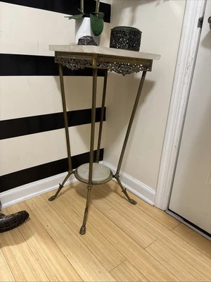 Antigua mesa auxiliar/soporte para plantas de latón y cuarzo Foto 1 de 4