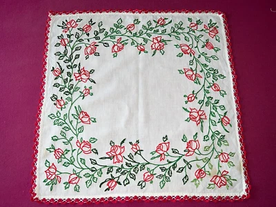 Napperon brodé main, roses,  42 cm x 42 cm. - Photo 1/4