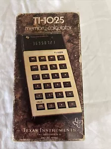 Texas Instruments TI-1025 Calcolatrice LED VERDE Scatola Originale Istruzioni. 1977 - Foto 1 di 5
