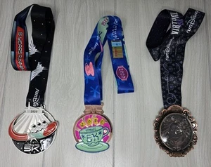 Lotto 3 medaglie Disney Virtual 5K Run 2020 con spilla sfida - Foto 1 di 8