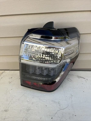 Luz trasera halógena para pasajero derecho Toyota 4-Runner 2014-2023 Foto 1 de 4
