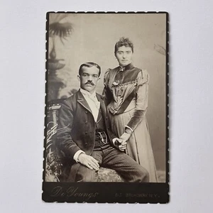 Antigua Fotografía Tarjeta Gabinete Hermosa Pareja Tomada de la Mano Amor Broadway NY - Imagen 1 de 10