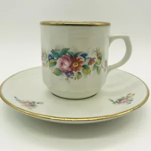 Taza y platillo GOEBEL Demitasse - blanco con diseño floral - Baviera W. Alemania - Imagen 1 de 6