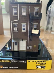 Woodland Scenics 5051 Fertigmodell "Betty's Burning Building" Build-&-Ready HO - Bild 1 von 6