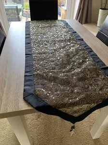 Straits Home & Gifts - Schwarz & Gold Tischläufer NEU mit Etikett - Bild 1 von 6