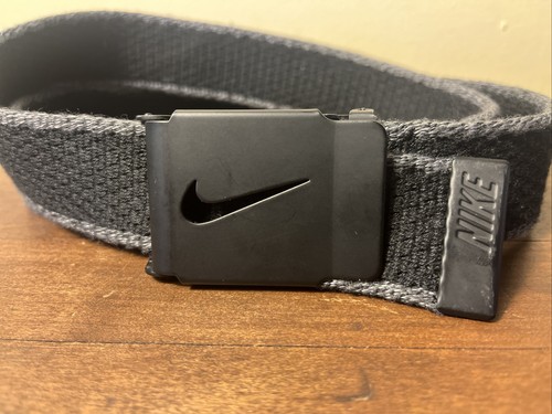 "Cintura a rete Nike uomo nera grigia lavorata a maglia O O con fibbia regolabile bianca fino a 40""