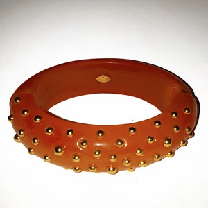 Orange Lucite Gold Nieten Armband von Lee Angel - Bild 1 von 3