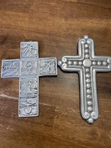 2 Vintage massives Metall ZINN Silber KREUZ Wandbehänge - Bild 1 von 9