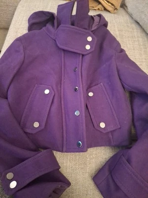 BCBG CHAQUETA RECORTADA DE LANA PARA MUJER Color Uva TAMAÑO Capucha Pequeña Broches Cremallera  Foto 1 de 4