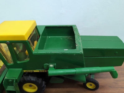 1/16 Ertl Farm Toy John Deere 6600 Combine  w/ Knobby Tires - Image 1 of 4