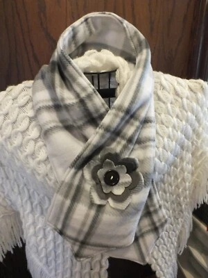 Nueva bufanda hecha a mano blanca gris a cuadros hecha a mano flor 44x6" suave polar Foto 1 de 2