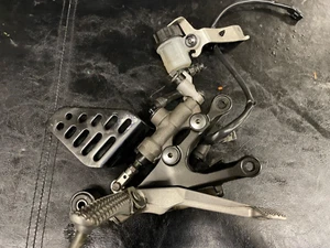 Yamaha YZF R6 BN6 2017 2018 2019 2020 2021 2022 RECHTE FUSSSTÜTZE AUFHÄNGER PEG - Bild 1 von 3