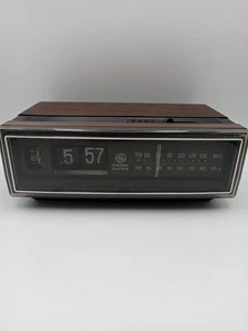 Vintage General Electric Flip Clock Radio Alarm 7-4305F 120V Walnut Grain Tested - Picture 1 of 11