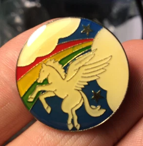 Pegasus Emaille Pin Vintage NOS Pferd Regenbogen Flügel griechischer Mythos neu Hut Revers 80er - Bild 1 von 5