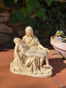 La Pietà – Scultura della Madonna con Gesù Cristo di Michelangelo - Foto 1 di 9