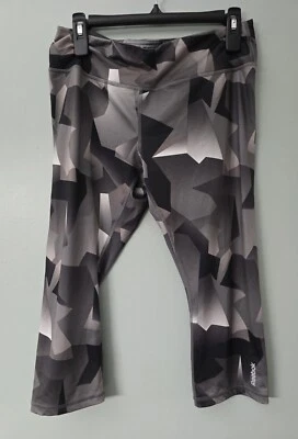 Leggings Reebok Athletic Sport Capri padrão geométrico preto cinza preto tamanho grande - Imagem 1 de 4