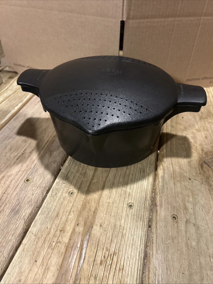 Pampered Chef 2 Qt Microwave Steamer Rice Cooker Pot with Locking Lid - Image 1 of 4