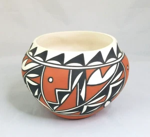 Acoma Pottery Pot Artist Sanchez New Mexico 4.24 inches tall - Picture 1 of 5