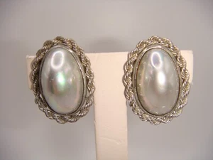 VINTAGE KIRKS FOLLY FAUX MABE PEARL SILVER TONE TWISTED ROPE CLIP ON EARRINGS - Picture 1 of 15