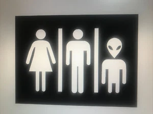 Letrero de baño / divertido / calcomanía de vinilo para pared y puerta interior/exterior 6" x 8" - Imagen 1 de 1