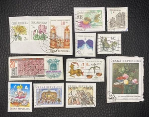 Lot de 15 timbres de République Tchèque années diverses encore sur fragment J87 - Foto 1 di 1