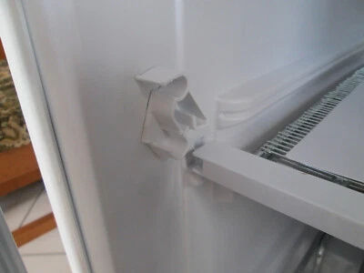 Gefrierschrank Beko FSE 1073/FSE 1073N Halteclip für Klappe L+R - Bild 1 von 3