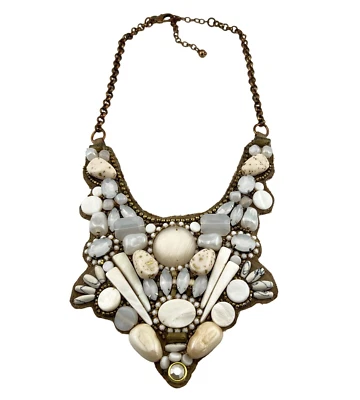 Collar babero Chicos AISHA cuentas, detalles de concha y piedra en tonos neutros de colección Foto 1 de 4