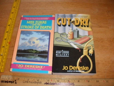 Lot of 2 PB's: Cut and Dry & Miss Zukas and the Stroke of Death by Jo Dereske Foto 1 de 4