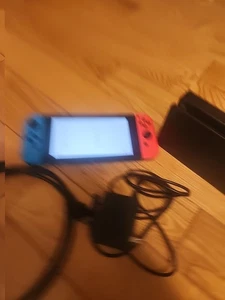 Nintendo Switch 32GB Grau Konsole mit Neon-Rot und Neon-Blau Joy-Con - Bild 1 von 5